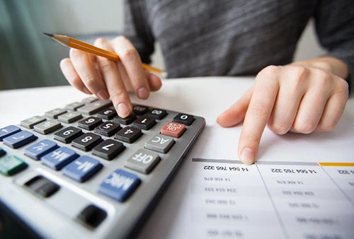 เจ้าหน้าที่กำลังคำนวณข้อมูลเงินเดือนและตรวจสอบเอกสารสำหรับงานบุคคลและ Payroll